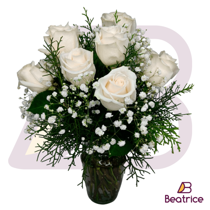 Florero de rosas blancas