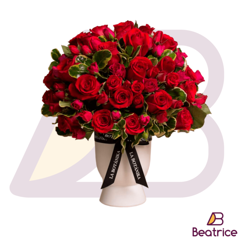 Florero de rosas rojas